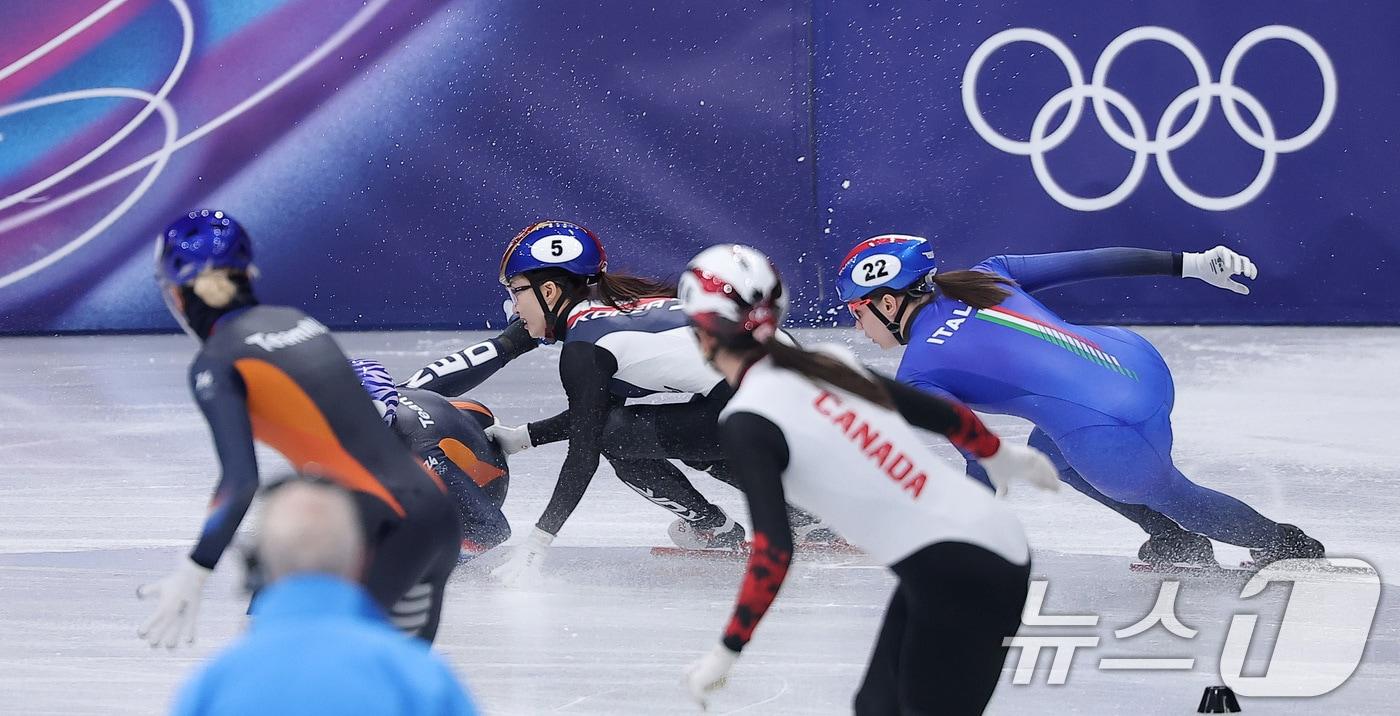 대한민국 여자 쇼트트랙 대표팀 최민정이 18일(현지시간) 이탈리아 밀라노 아이스스케이팅 아레나에서 열린 2026 밀라노·코르티나담페초 동계올림픽 쇼트트랙 여자 3000m 계주 결승에서 미끄러지는 네덜란드 선수를 피하고 있다. 2026.2.19 ⓒ 뉴스1 김성진 기자