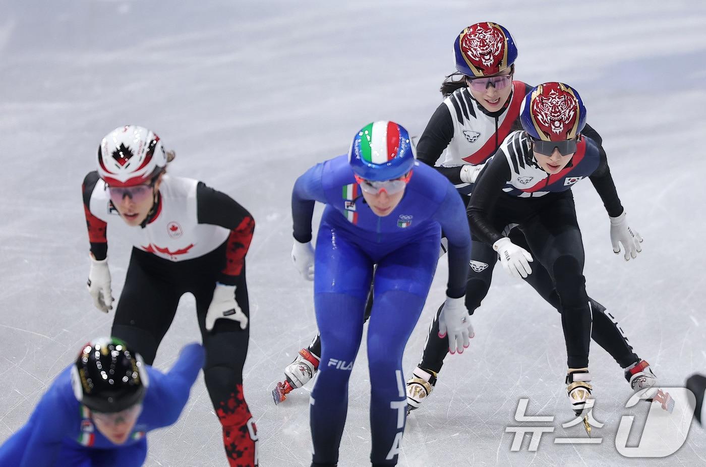 본문 이미지 - 대한민국 여자 쇼트트랙 대표팀 최민정이 18일(현지시간) 이탈리아 밀라노 아이스스케이팅 아레나에서 열린 2026 밀라노·코르티나담페초 동계올림픽 쇼트트랙 여자 3000m 계주 결승에서 김길리와 교대하고 있다. 2026.2.19 ⓒ 뉴스1 김성진 기자