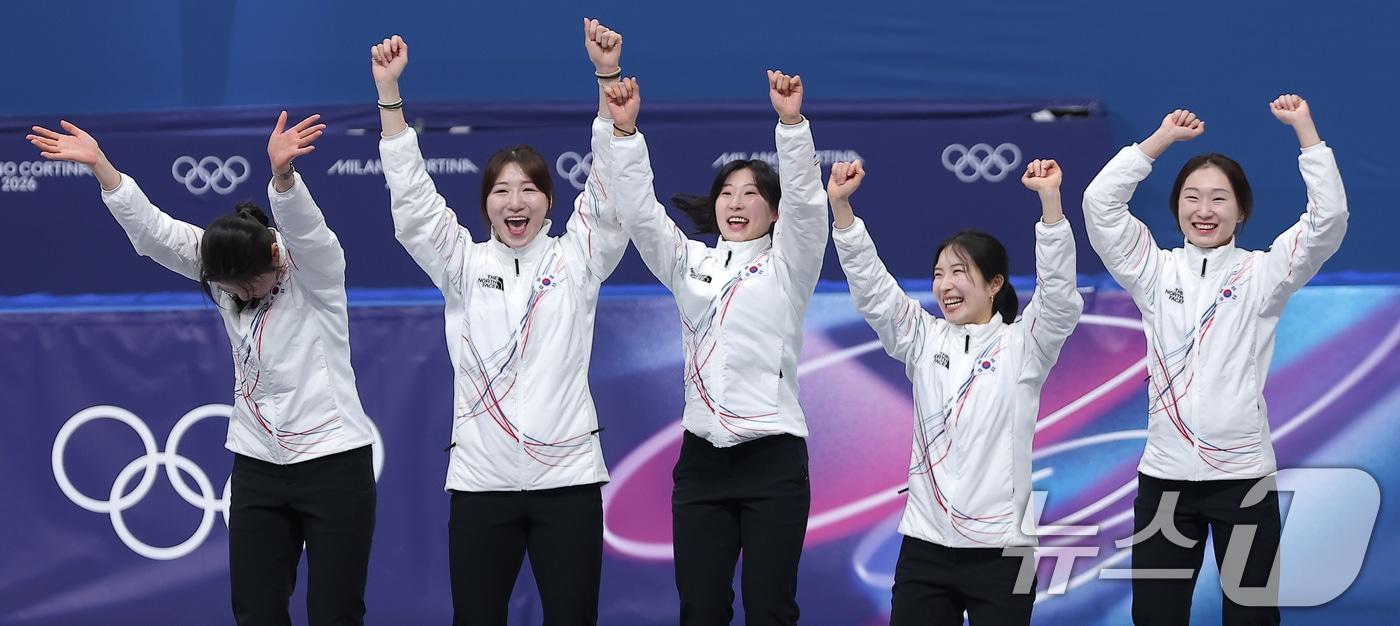 본문 이미지 - 쇼트트랙 여자 3000m 계주 결승에서 금메달을 따낸 심석희(왼쪽부터), 노도희, 이소연, 김길리, 최민정이 18일(현지시간) 이탈리아 밀라노 아이스스케이팅 아레나에서 열린 2026 밀라노·코르티나담페초 동계올림픽 쇼트트랙 여자 3000m 계주 시상식에서 시상대에 오르고 있다. 2026.2.19 ⓒ 뉴스1 김성진 기자
