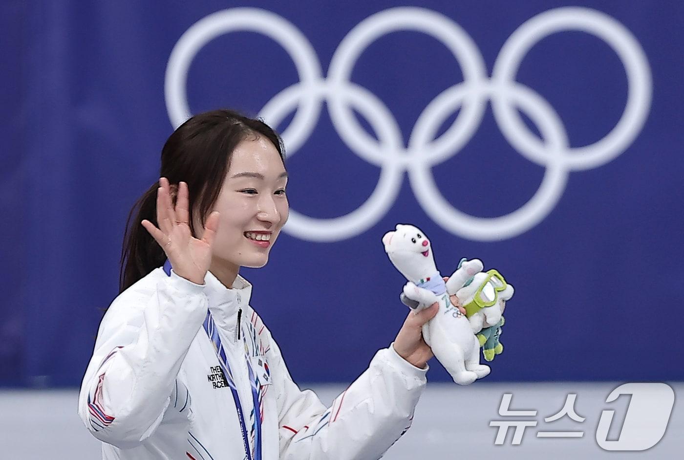 본문 이미지 - 쇼트트랙 여자 3000m 계주 결승에서 금메달을 따낸 최민정이 18일(현지시간) 이탈리아 밀라노 아이스스케이팅 아레나에서 열린 2026 밀라노·코르티나담페초 동계올림픽 쇼트트랙 여자 3000m 계주 시상식을 마친 후 인사하고 있다. 2026.2.19 ⓒ 뉴스1 김성진 기자