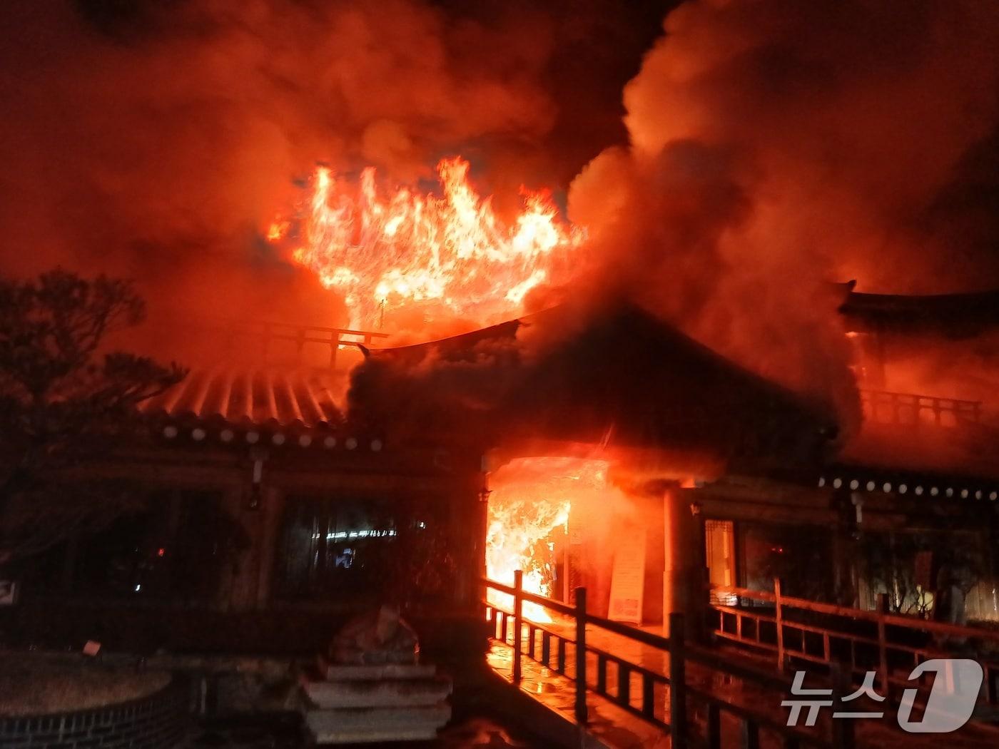 본문 이미지 - 화재 현장 모습.(전북 소방 제공. 재판매 및 DB 금지)