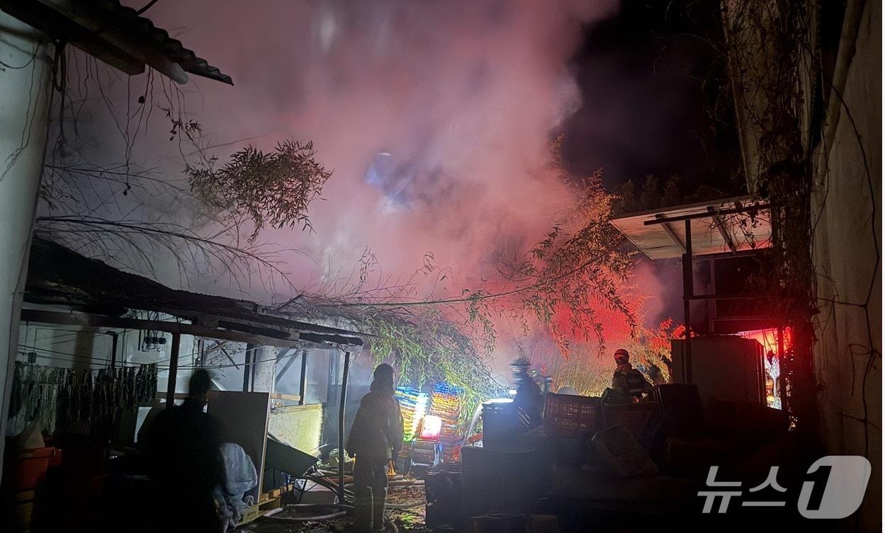 본문 이미지 - 18일 오후 8시 42분쯤 경북 영덕군 강구면 수산 창고에서 불이나 진화 대원들이 불을 끄고 있다.(경북소방본부 제공. 재판매 및 DB 금지)2026.2.19/뉴스1