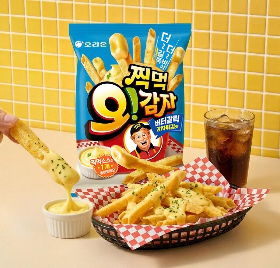 본문 이미지 - 오리온 '찍먹 오!감자 버터갈릭감자튀김맛' 제품 연출 이미지.(오리온 제공)