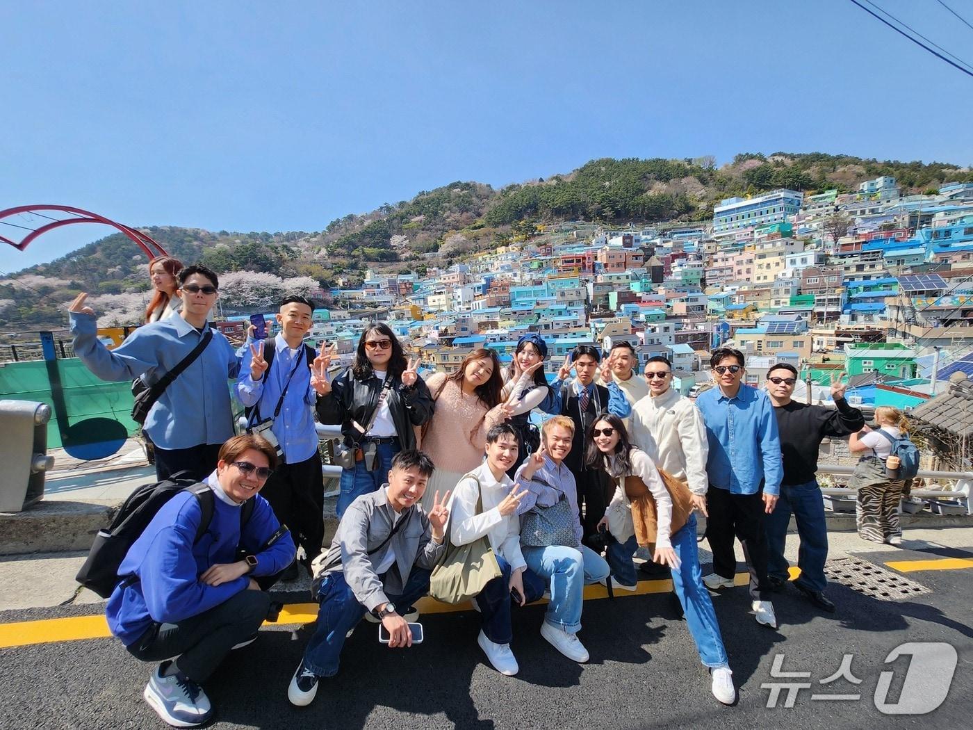 본문 이미지 - 2025 대만 인플루언서 초청 봄꽃 팸투어 참석자들이 감천문화마을에서 기념사진을 촬영하고 있다.(부산관광공사 제공. 재판매 및 DB금지)
