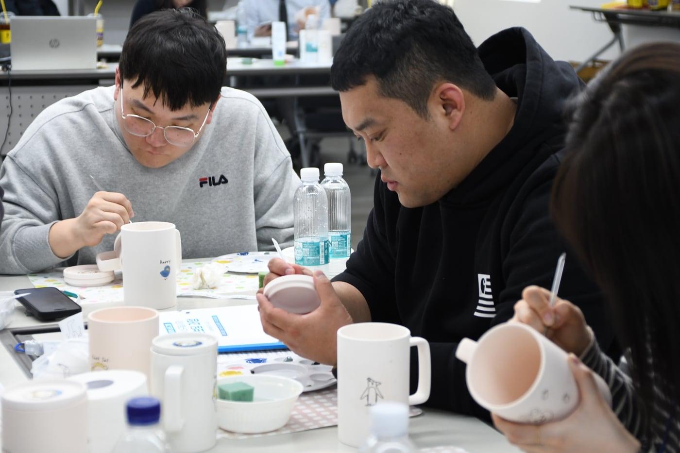 본문 이미지 - 삼표그룹 신규 입사자들이 도자기 컵을 제작하고 있는 모습.