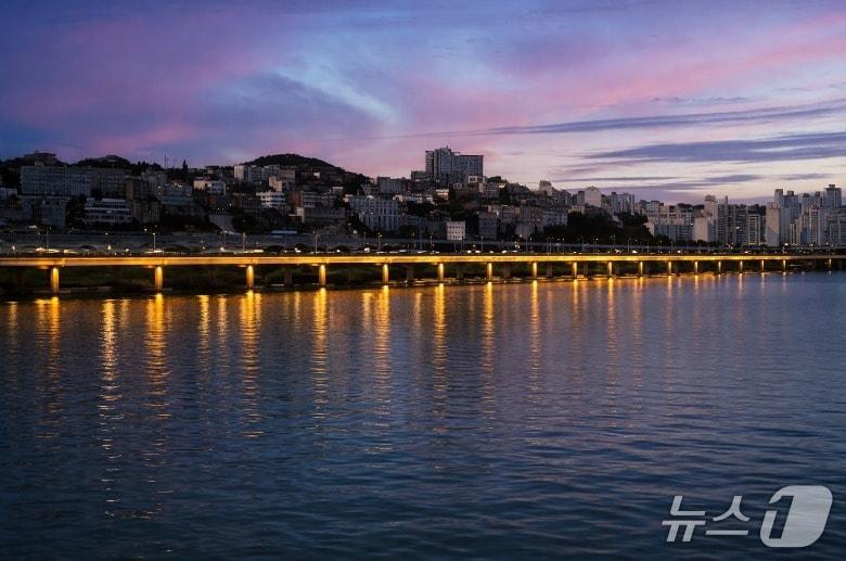 본문 이미지 - 강변북로 두모교 경관조명 개선 후 예상도