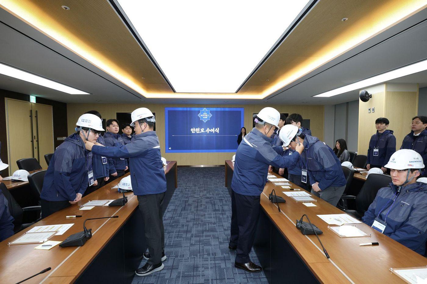 본문 이미지 - 대우건설 노사가 13일 신입사원에게 안전모를 수여하는 '고유례' 행사를 진행하고 있다.(대우건설 제공)뉴스1ⓒ news1