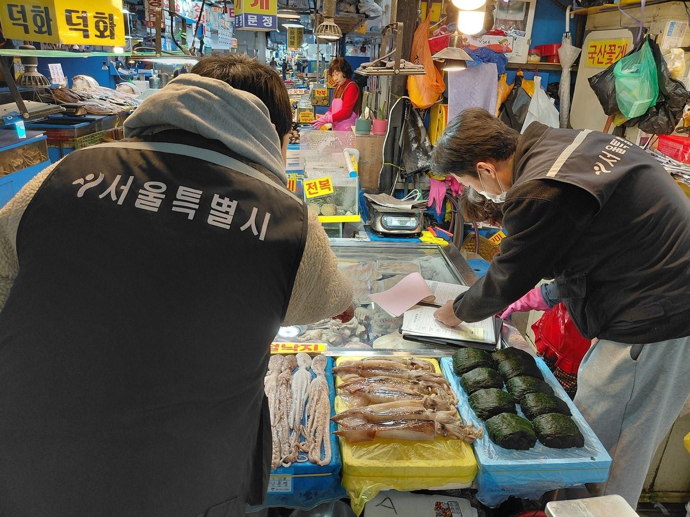 본문 이미지 - 안전성검사를 위한 검체수거(서울시 제공)