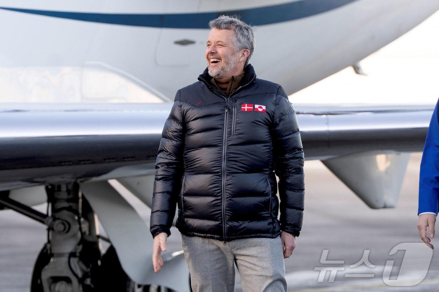본문 이미지 - 프레데릭 10세 덴마크 국왕이 18일(현지시간) 그린란드 누크 공항에 도착하고 있다. 2026.2.18 ⓒ 로이터=뉴스1