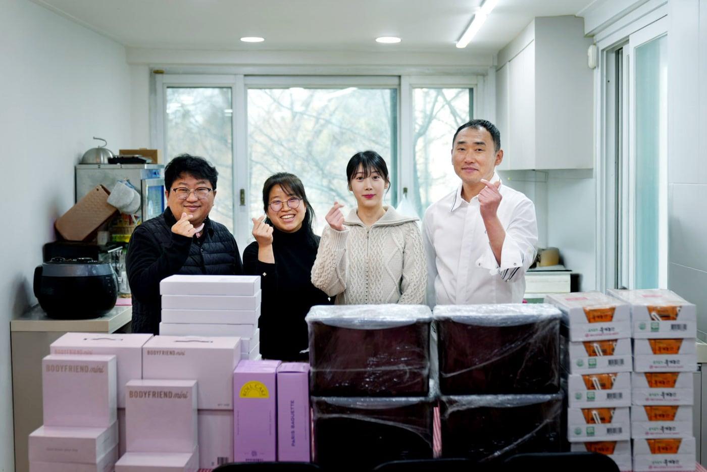 본문 이미지 - 비젼학교 지역아동센터 관계자와 바디프랜드 직원복지팀 관계자들이 기념 촬영을 하고 있다.(바디프랜드 제공)