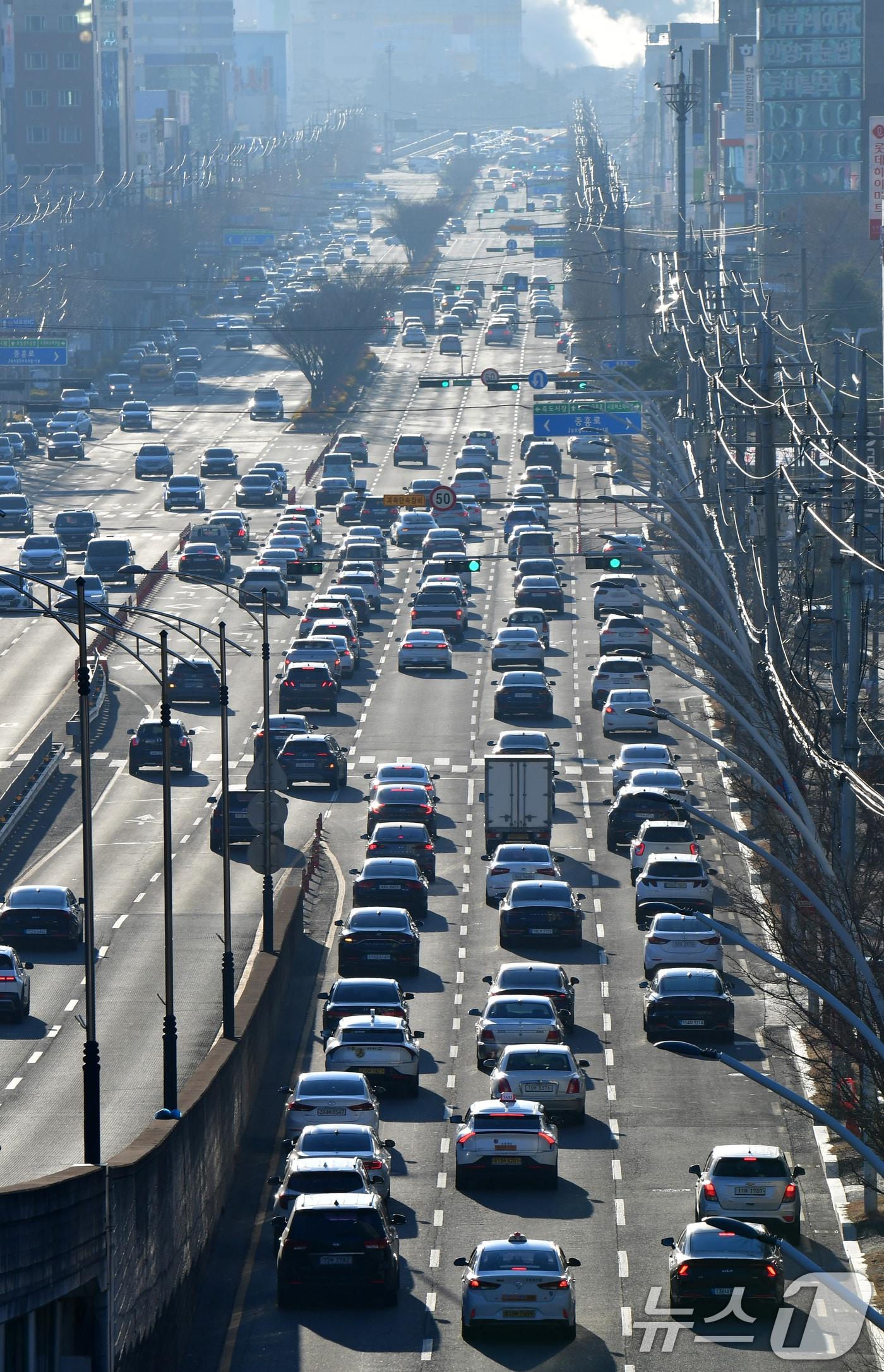 본문 이미지 - 포스코 포항제철소와 철강공단으로 출근하는 차량 행렬. (뉴스1 자료, 재판매 및 DB금지) 2026.4.8/ 최창호 기자