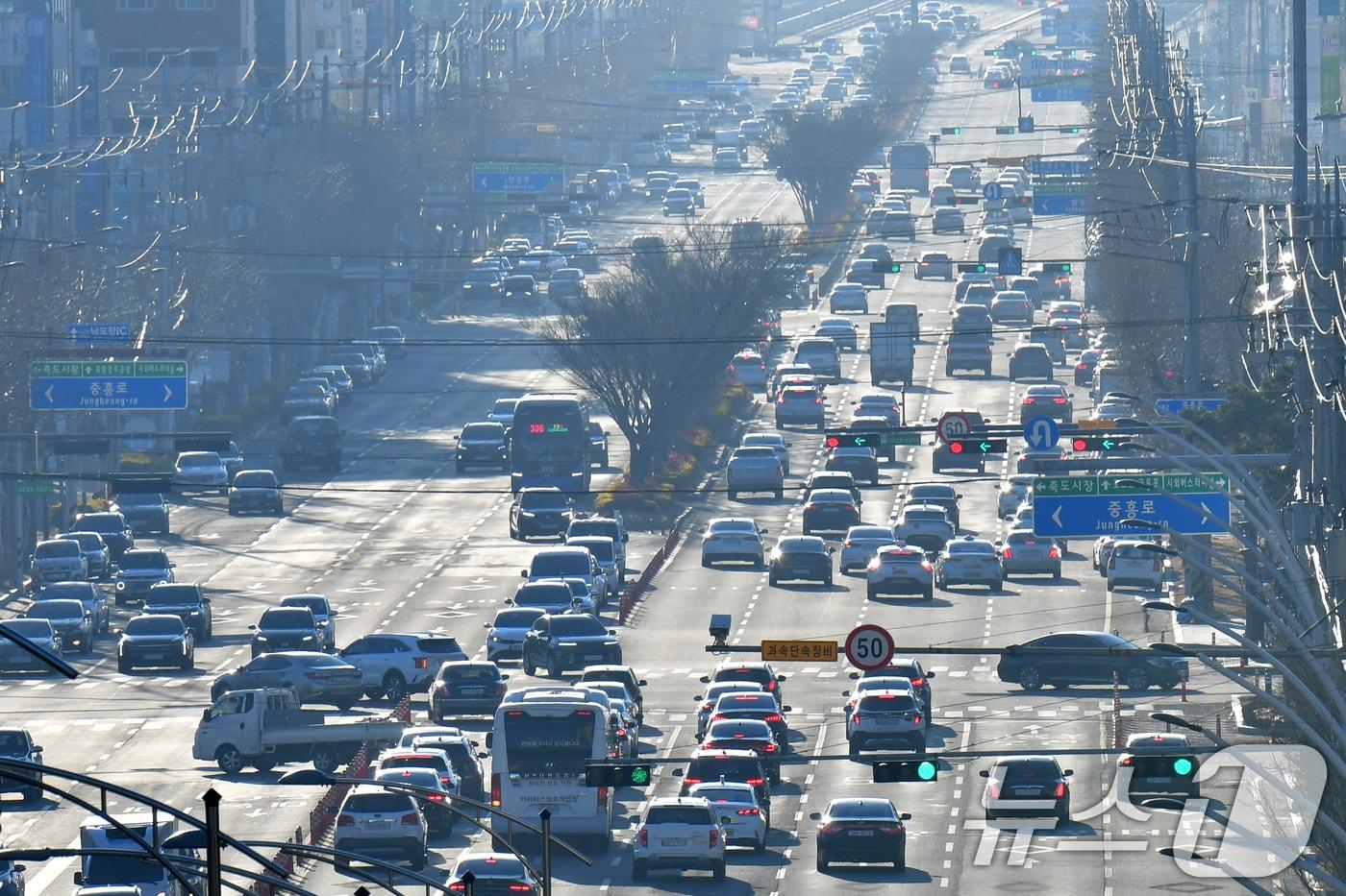 본문 이미지 - 설연휴가 끝난 19일 경북 포항시 희망대로 위로 포스코 포항재철소와 철강공단으로 가려는 출근길 차량행렬이 이어지고 있다. (사진은 기사 내용과 무관함) / 2026.2.19 ⓒ 뉴스1 최창호 기자