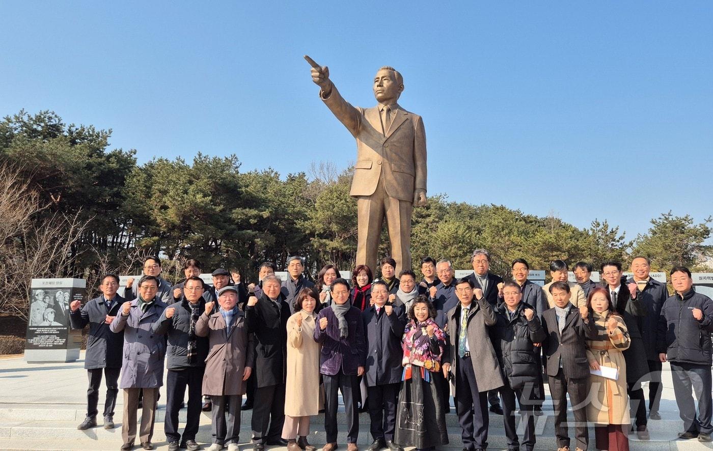 본문 이미지 - 박정희정신연구소는 19일 도서 ‘소환 박정희’ 출판과 이를 원작으로 한 다큐멘터리 영화 ‘소환 박정희’ 제작한다 ⓒ 뉴스1 김대벽기자