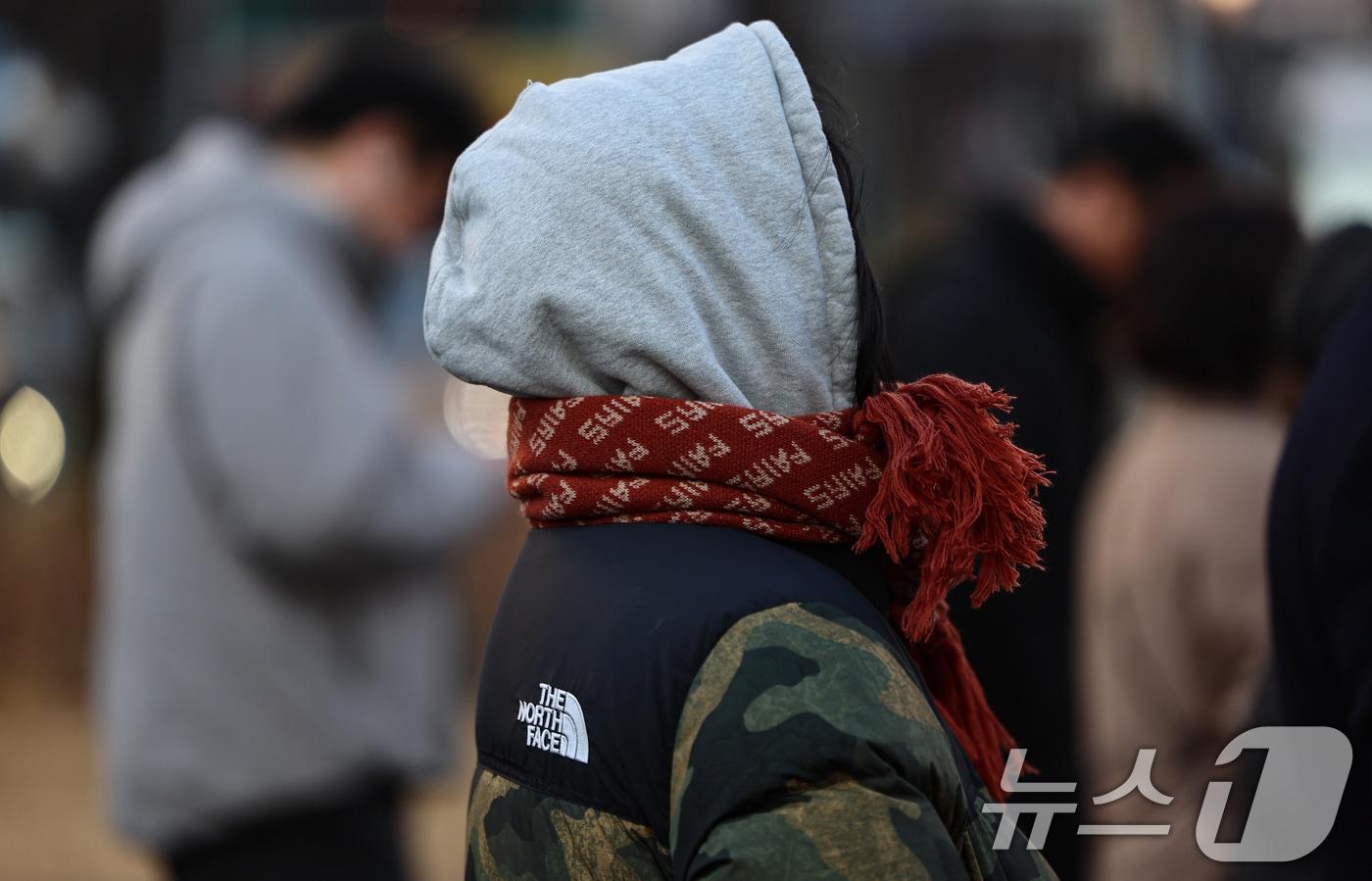 본문 이미지 - 두터운 옷을 시민들이 길을 지나고 있다. 2026.2.19 ⓒ 뉴스1 김도우 기자