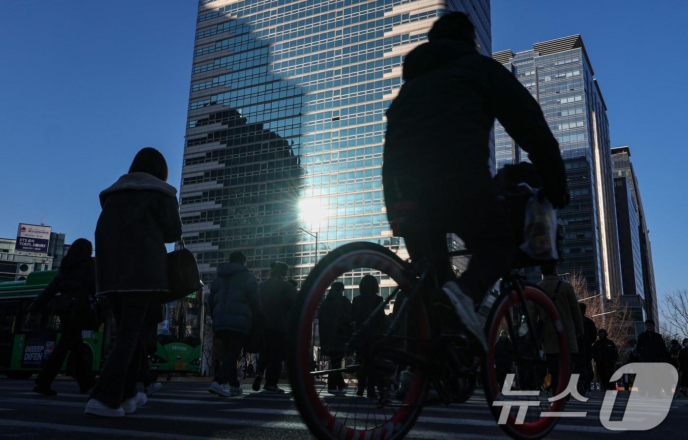 본문 이미지 -  서울 종로구 광화문네거리에서 직장인들이 출근길 발걸음을 옮기고 있다. ⓒ 뉴스1 김도우 기자