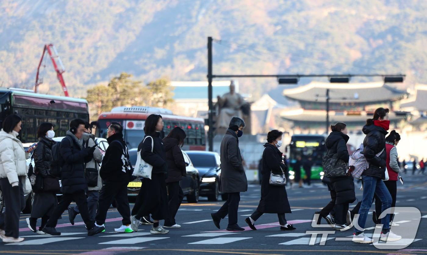 본문 이미지 - 설 연휴가 끝난 19일 서울 종로구 광화문네거리에서 직장인들이 출근길 발걸음을 옮기고 있다. 2026.2.19 ⓒ 뉴스1 김도우 기자