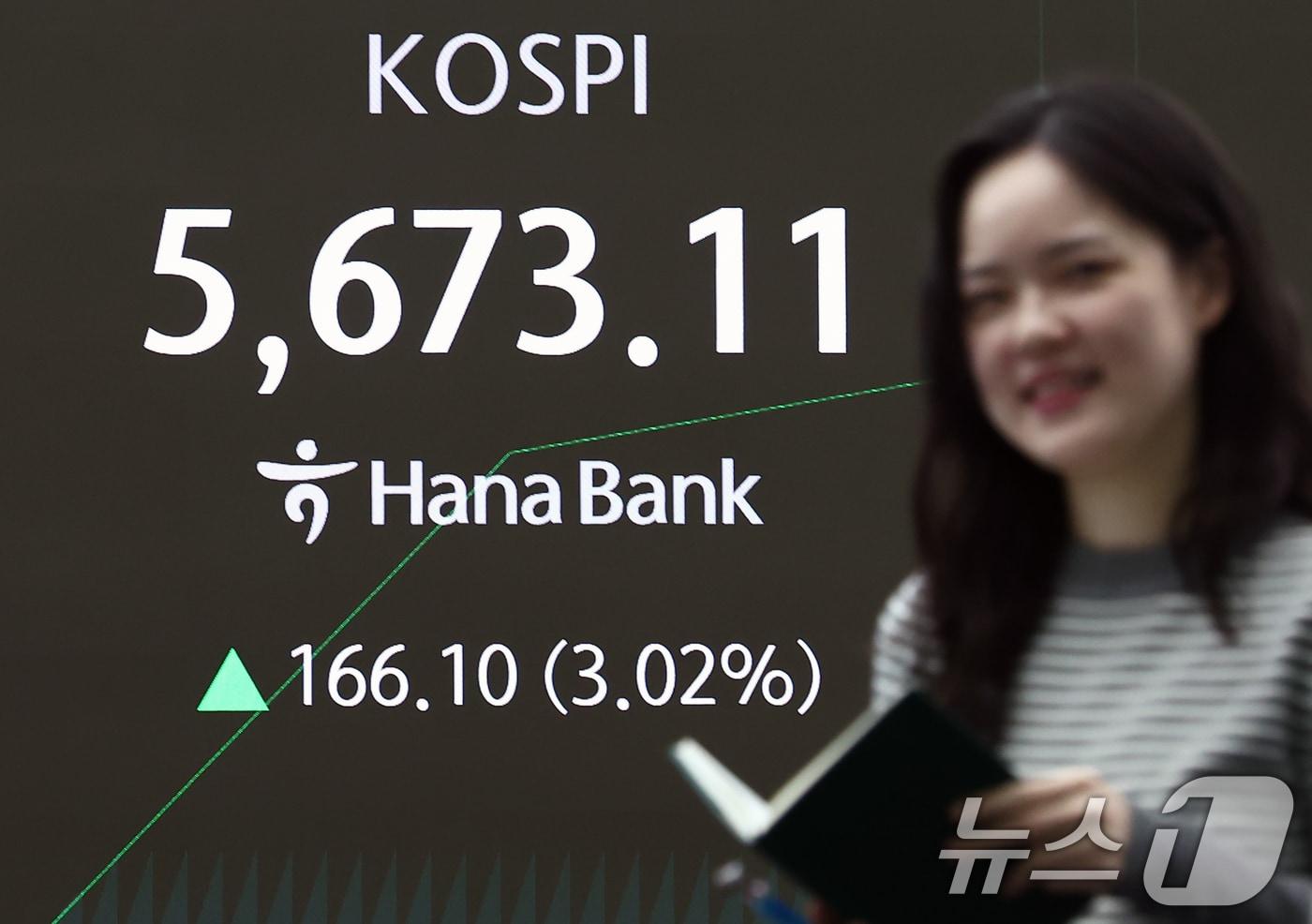 본문 이미지 - 코스피가 사상 처음으로 장중 5600선을 돌파한 19일 오전 서울 중구 하나은행 딜링룸 전광판에 시황이 나오고 있다.  2026.2.19 ⓒ 뉴스1 김민지 기자