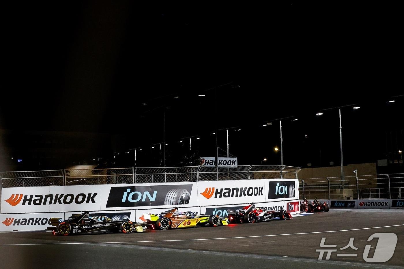본문 이미지 - 포뮬러 E 시즌 12 2026 제다 E-PRIX 경기 장면. (한국타이어 제공) 