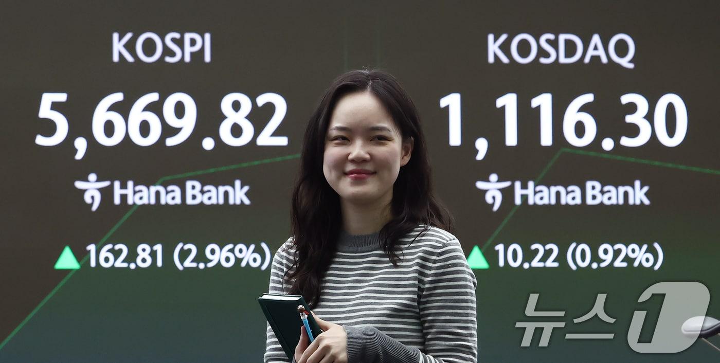 본문 이미지 - 코스피가 사상 처음으로 장중 5600선을 돌파한 19일 오전 서울 중구 하나은행 딜링룸 전광판에 시황이 나오고 있다. 2026.2.19 ⓒ 뉴스1 김민지 기자