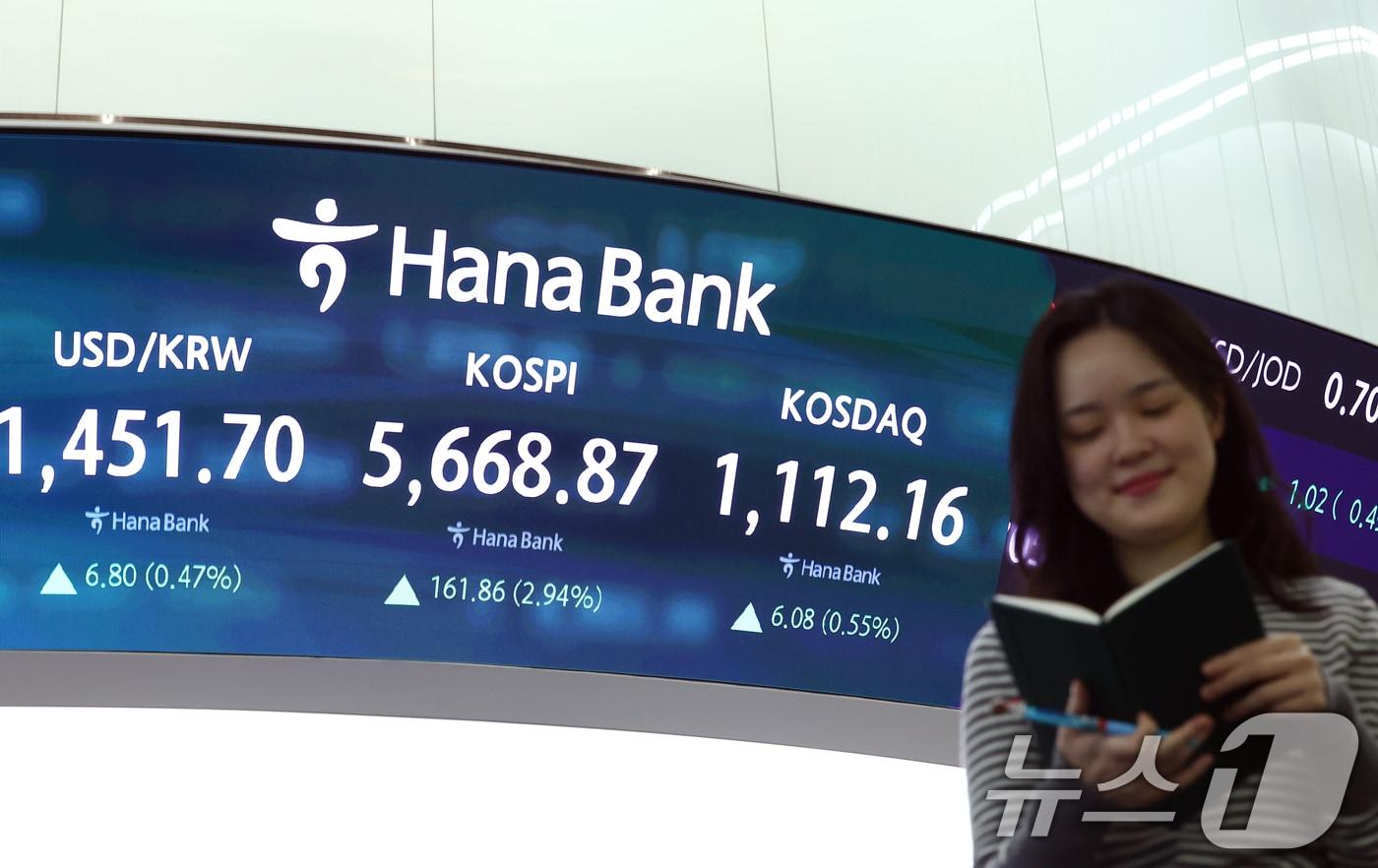 본문 이미지 - 코스피가 사상 처음으로 장중 5600선을 돌파한 19일 오전 서울 중구 하나은행 딜링룸 전광판에 시황이 나오고 있다.  2026.2.19 ⓒ 뉴스1 김민지 기자