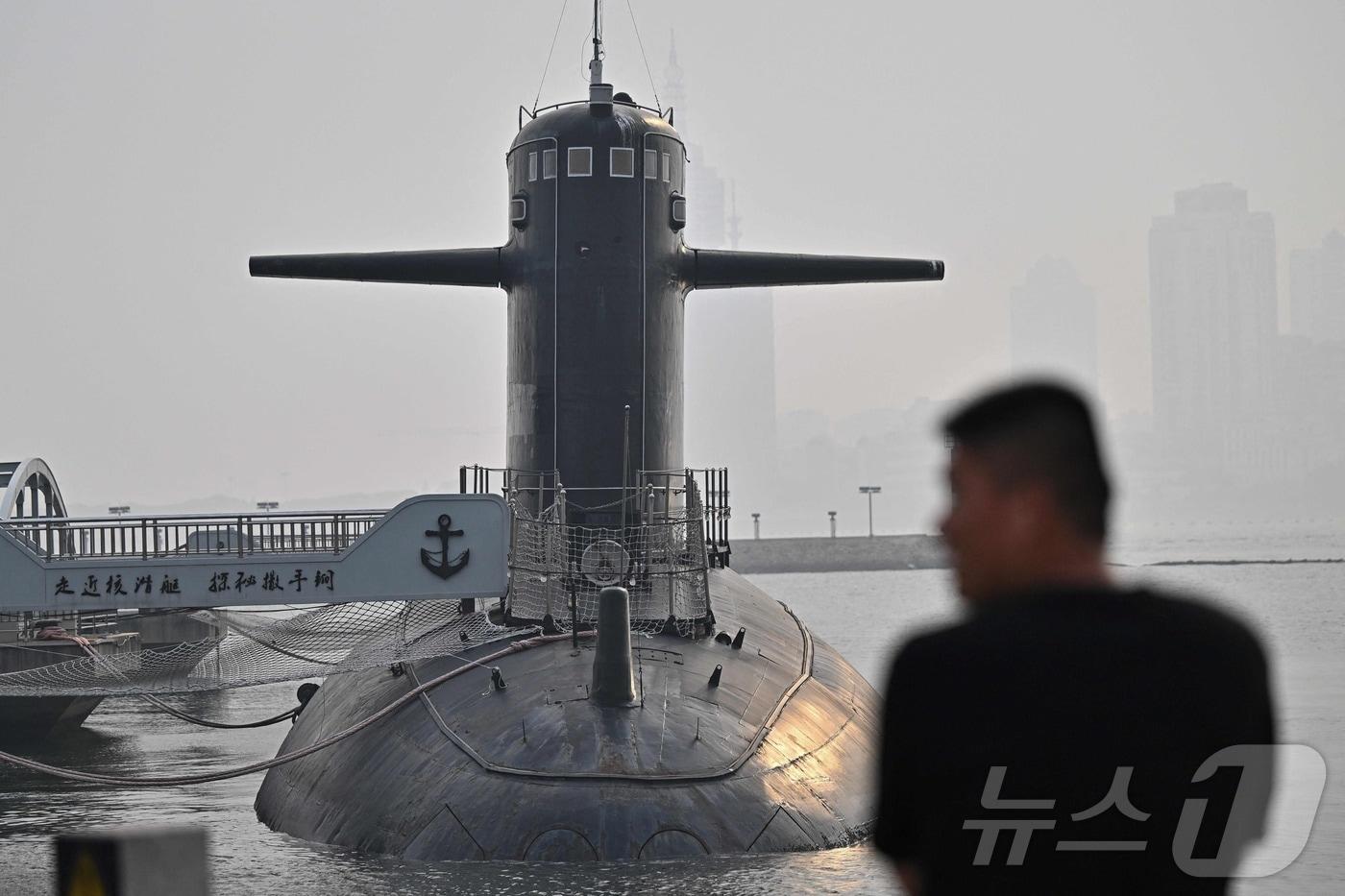 본문 이미지 - 지난해 6월 25일 중국 인민해방군 해군(PLAN)이 주최한 인민해방군 해군박물관 언론 행사 중 한 남성이 잠수함을 살펴보고 있다. 2025.06.25 ⓒ AFP=뉴스1 ⓒ News1 이정환 기자