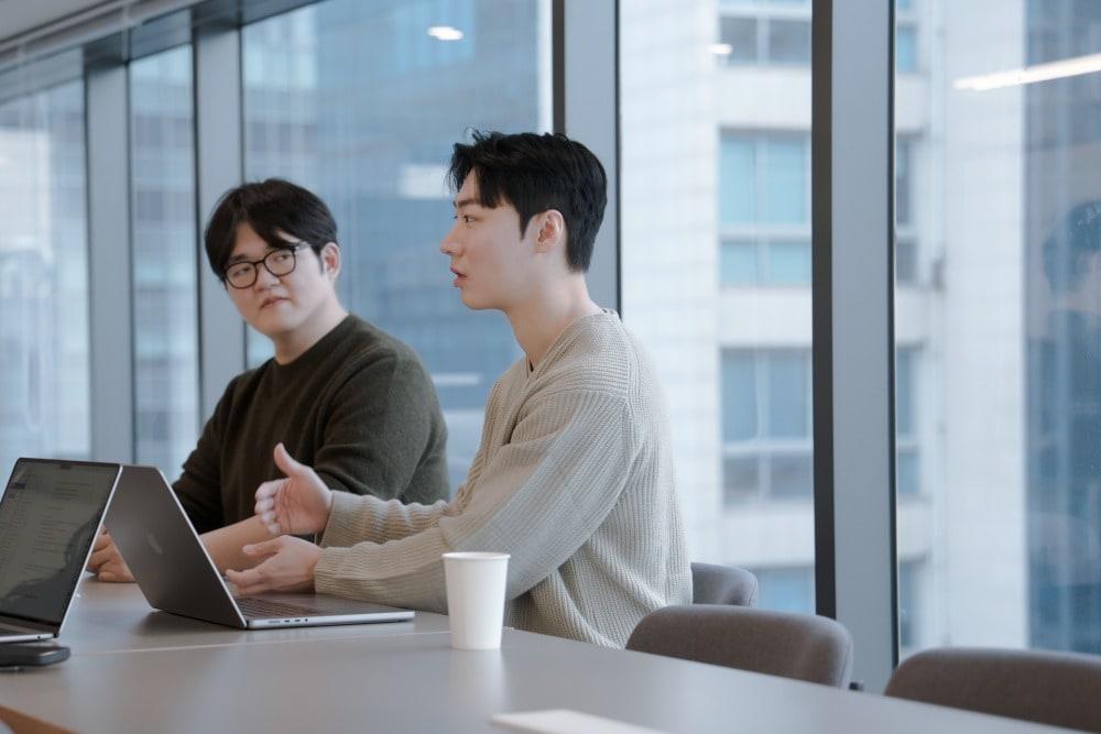 본문 이미지 - 'CAGE' 논문에 참여한 셀렉트스타 임용택 연구원(왼쪽), 김민우 AI 세이프티 팀장.(셀렉트스타 제공)