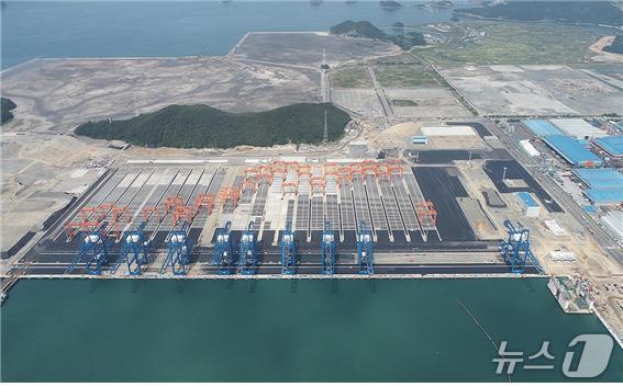 본문 이미지 - 비관리청 항만개발사업인 부산항 신항 서컨배후단지 화물차 휴게소 조성사업(해양수산부 제공)