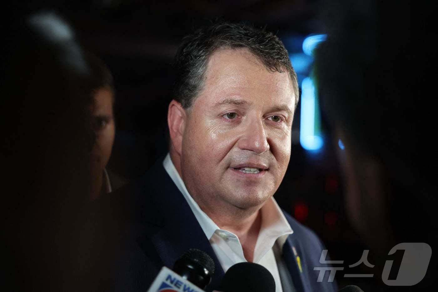 본문 이미지 - 2025년 4월 1일 플로리다 오먼드비치 연방 하원 6선거구 의원으로 당선된 공화당 상원의원 랜디 파인.<자료사진>ⓒ AFP=뉴스1