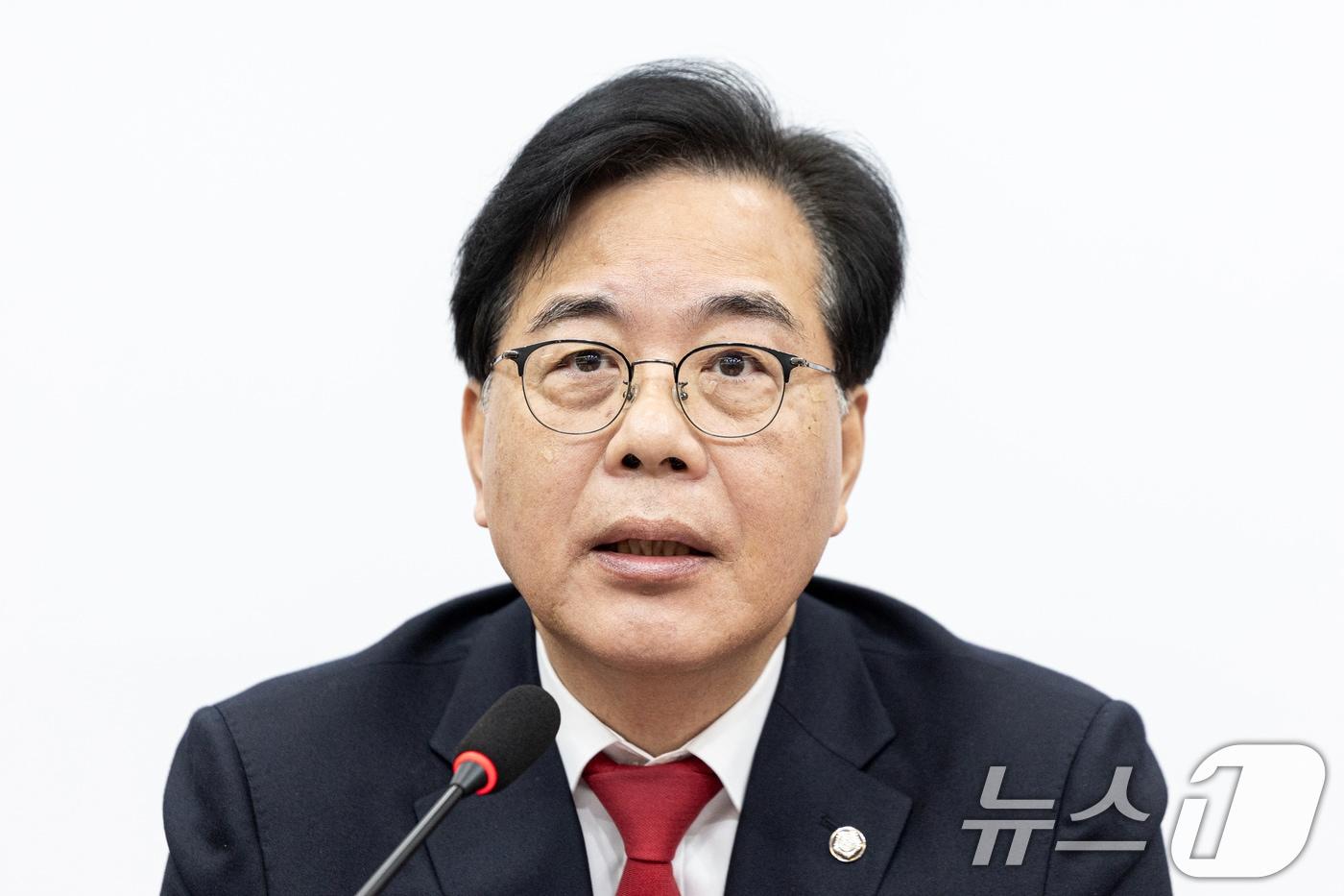 본문 이미지 - 송언석 국민의힘 원내대표가 19일 서울 여의도 국회에서 열린 최고위원회의에서 모두발언하고 있다. 2026.2.19 ⓒ 뉴스1 이승배 기자