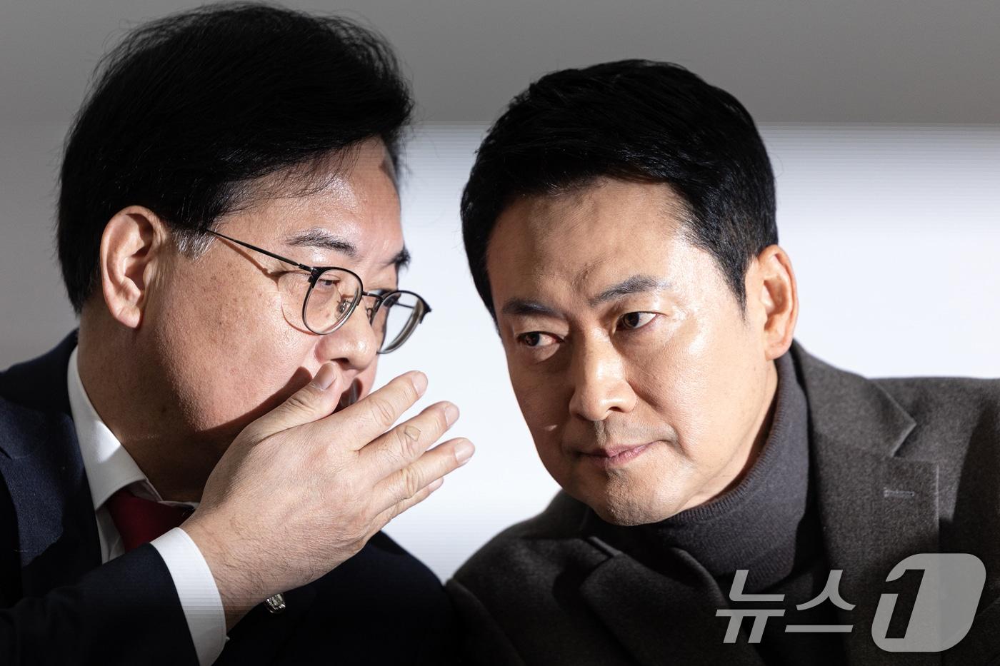 본문 이미지 - 장동혁 국민의힘 대표가 19일 서울 여의도 국회에서 열린 최고위원회의에서 송언석 원내대표와 대화하고 있다. 2026.2.19 ⓒ 뉴스1 이승배 기자