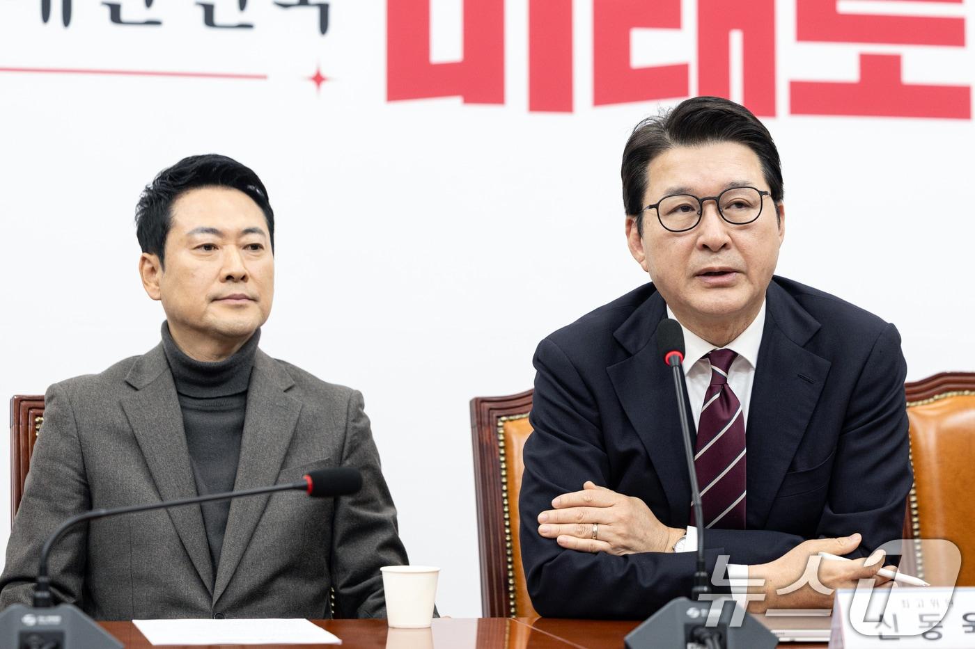 본문 이미지 - 장동혁 국민의힘 대표가 지난 19일 서울 여의도 국회에서 열린 최고위원회의에서 신동욱 최고위원 발언을 경청하고 있다. 2026.2.19 ⓒ 뉴스1 이승배 기자