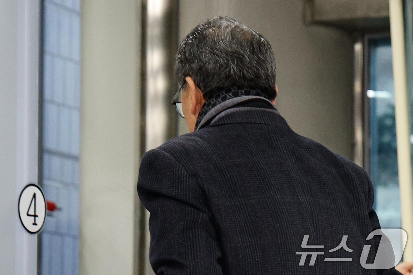 본문 이미지 - 중증 발달장애인 거주 시설 '색동원' 내 입소자들을 성적으로 학대한 의혹을 받는 원장 A 씨가 19일 서울 서초구 중앙지방법원에서 열린 구속 전 피의자 심문(영장실질심사)에 출석하고 있다. 2026.2.19 ⓒ 뉴스1 안은나 기자