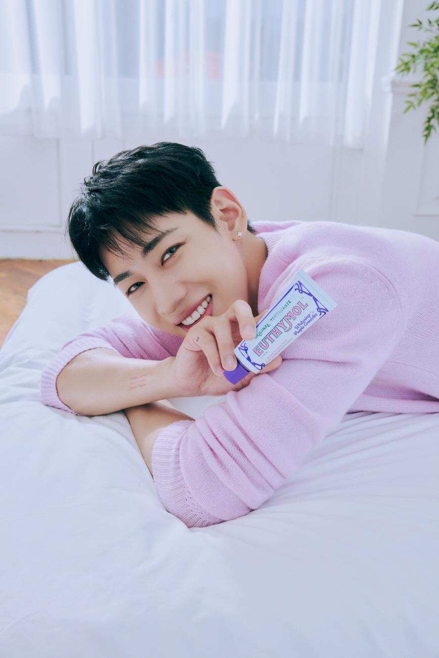 본문 이미지 - LG생활건강의 유시몰 동남아 모델 GOT7(갓세븐) 뱀뱀 & 화이트닝 퍼플코렉터 치약(LG생활건강 제공)