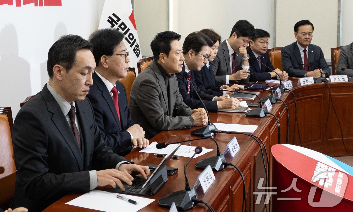 본문 이미지 - 장동혁 국민의힘 대표가 19일 서울 여의도 국회에서 열린 최고위원회의에서 모두발언하고 있다. 2026.2.19 ⓒ 뉴스1 이승배 기자