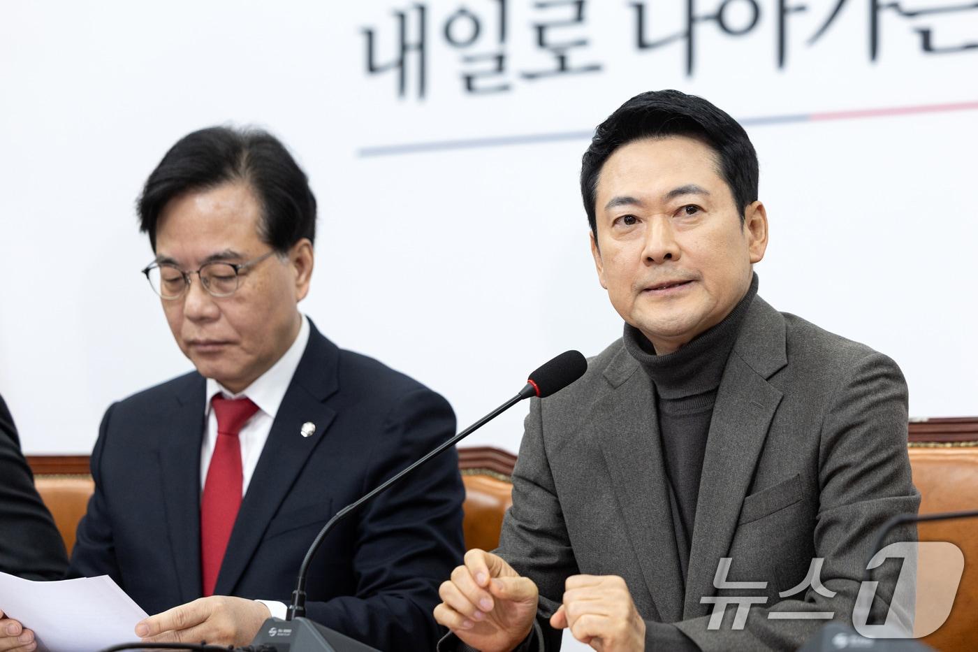 본문 이미지 - 장동혁 국민의힘 대표가 19일 서울 여의도 국회에서 열린 최고위원회의에서 모두발언을 준비하고 있다. 2026.2.19 ⓒ 뉴스1 이승배 기자