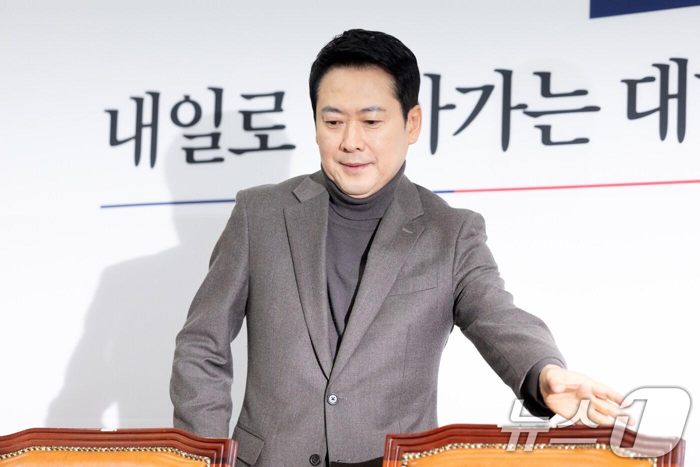 본문 이미지 - 장동혁 국민의힘 대표가 19일 서울 여의도 국회에서 열린 최고위원회의에 참석하고 있다. 2026.2.19 ⓒ 뉴스1 이승배 기자