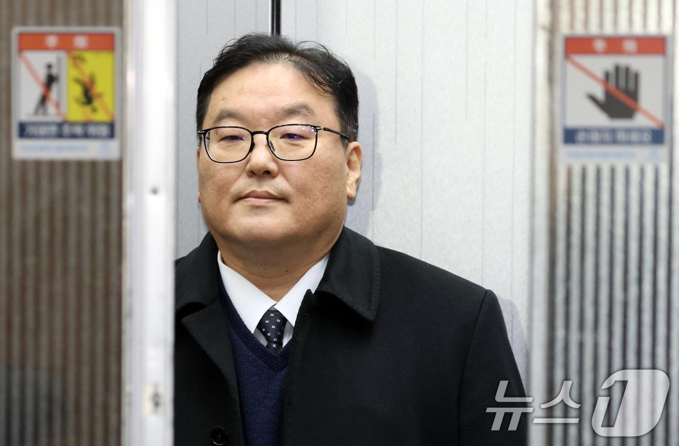 본문 이미지 - 엄희준 광주고검 검사(전 인천지검 부평지청장)이 19일 오전 서울 서초구 쿠팡 퇴직금 미지급 사건 수사 무마 의혹을 수사하는 상설특검팀(특별검사 안권섭)에서 조사를 받기 위해 출석하고 있다. 2026.2.19 ⓒ 뉴스1 김명섭 기자