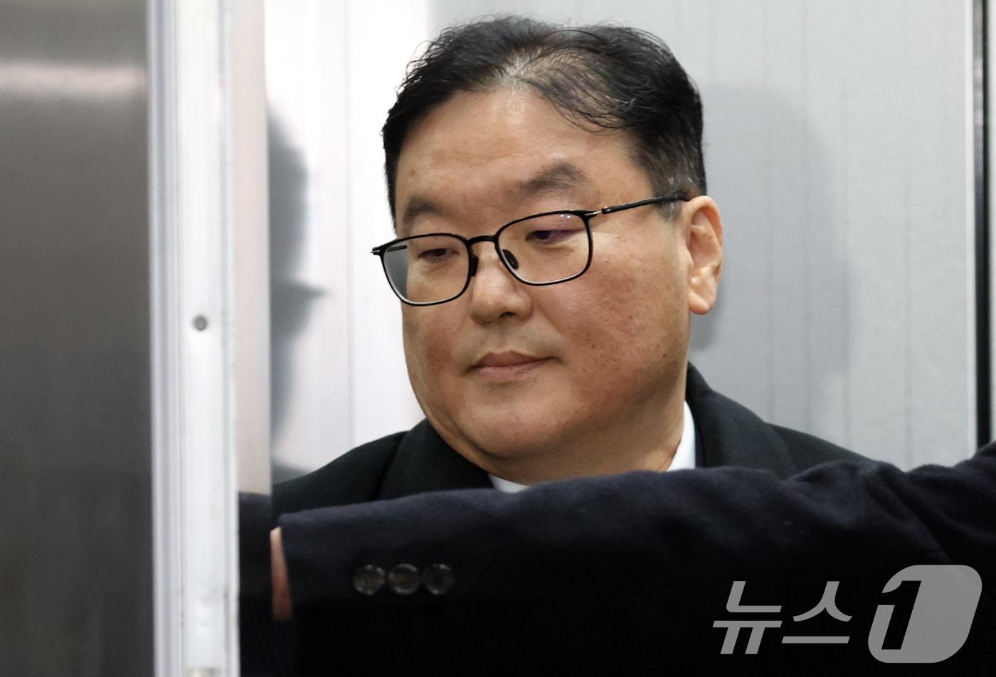 본문 이미지 - 엄희준 광주고검 검사(전 인천지검 부평지청장)이 19일 오전 서울 서초구 쿠팡 퇴직금 미지급 사건 수사 무마 의혹을 수사하는 상설특검팀(특별검사 안권섭)에서 조사를 받기 위해 출석하고 있다. 엄 검사는 지난해 1월 부천지청장으로 재직할 당시 김동희 차장검사(현 부산고검 검사)와 함께 중부지방고용노동청 부천지청이 검찰에 기소 의견으로 송치한 쿠팡 사건을 불기소하도록 종용한 혐의를 받고 있다. ⓒ 뉴스1 김명섭 기자