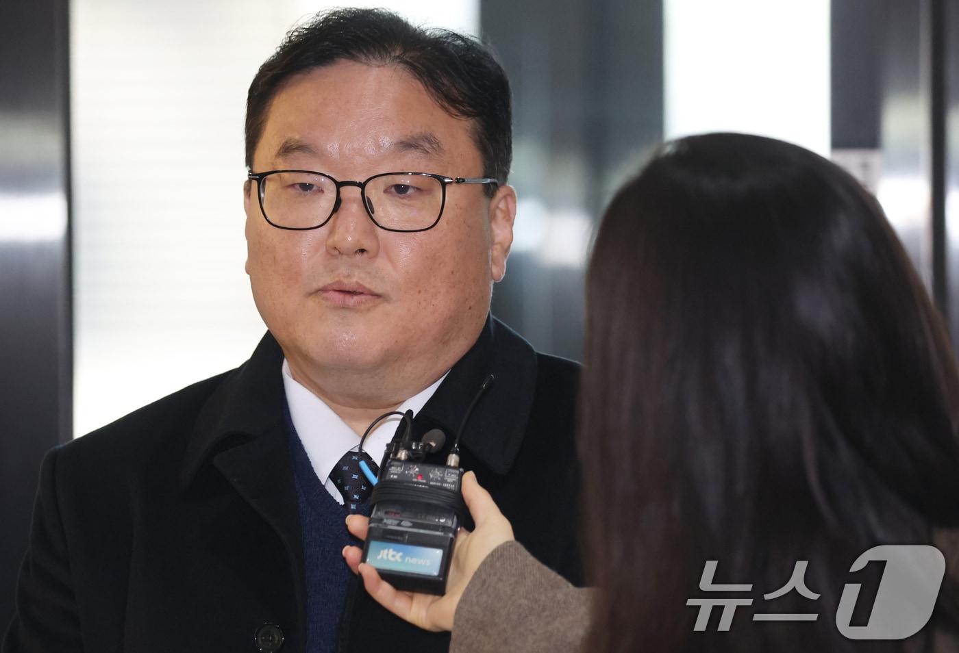 본문 이미지 - 엄희준 광주고검 검사(전 인천지검 부평지청장)이 19일 오전 서울 서초구 쿠팡 퇴직금 미지급 사건 수사 무마 의혹을 수사하는 상설특검팀(특별검사 안권섭)에서 조사를 받기 위해 출석하고 있다.  2026.2.19 ⓒ 뉴스1 김명섭 기자