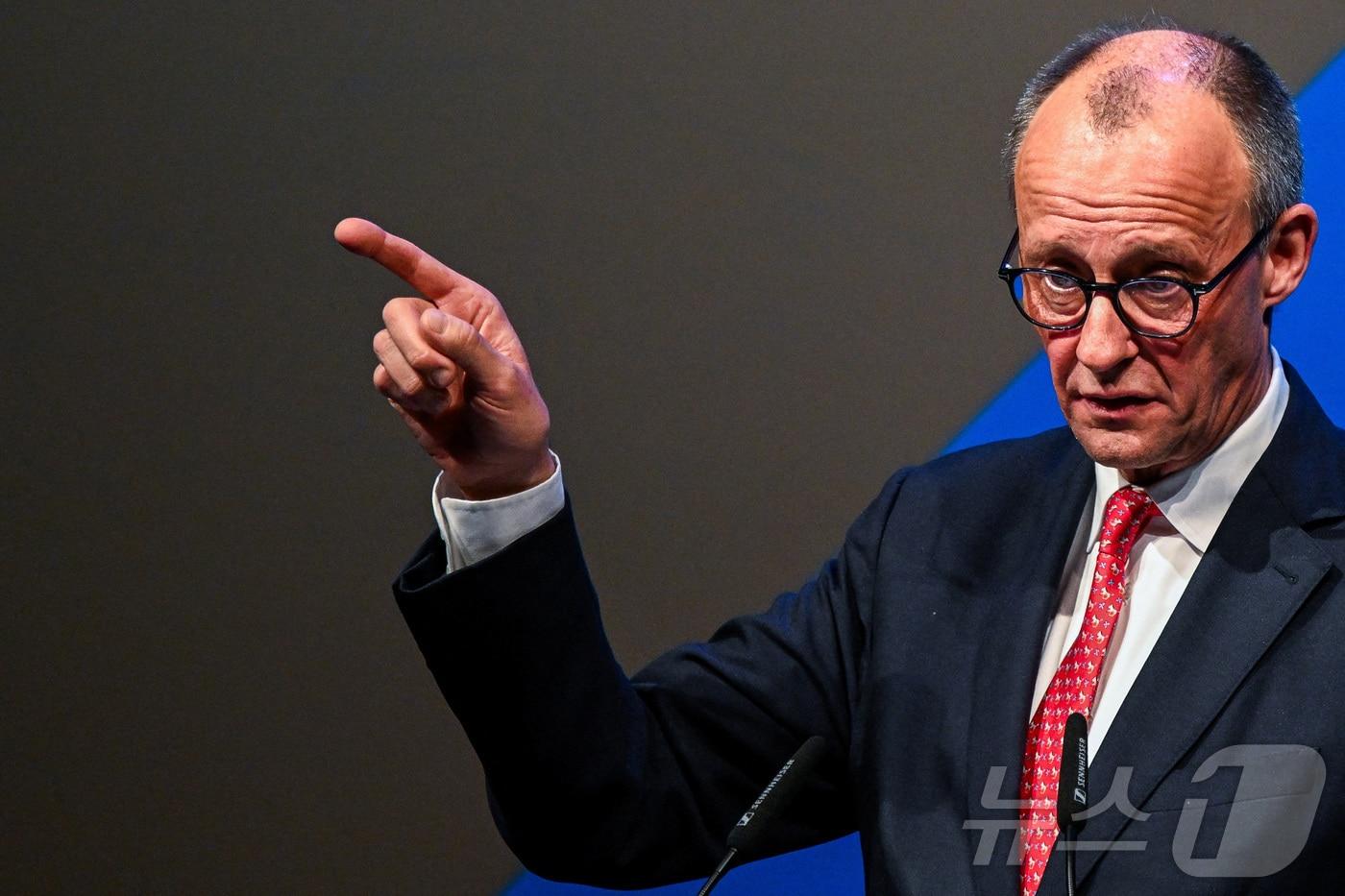 본문 이미지 - 프리드리히 메르츠 독일 총리가 18일(현지시간) 독일 트리어에서 기독민주당(CDU) 연례 회의에서 연설하고 있다. 2026.2.18 ⓒ 로이터=뉴스1