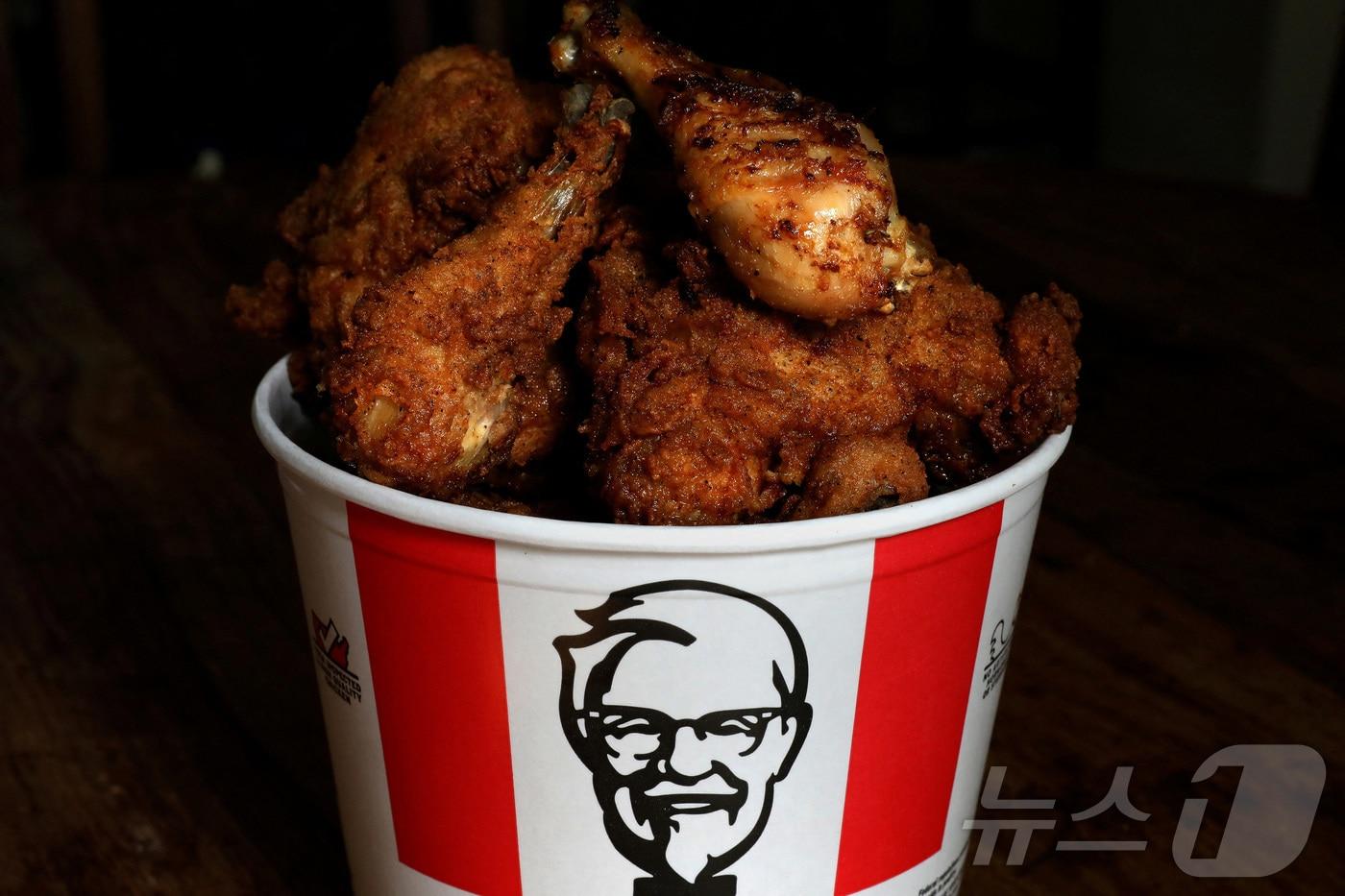 본문 이미지 - KFC의 치킨 버켓. 2017.04.06. ⓒ 로이터=뉴스1