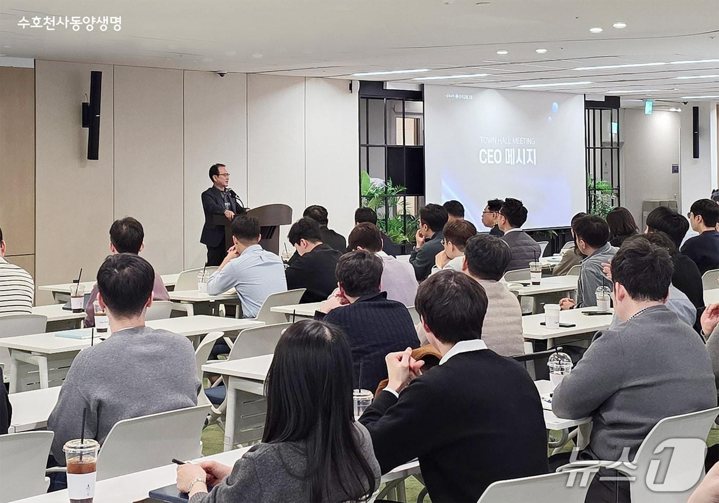 본문 이미지 - 성대규 동양생명 대표이사가 지난 13일 열린 타운홀 미팅에서 임직원에게 경영 전략 방향 등에 대해 설명하고 있다./사진제공=동양생명