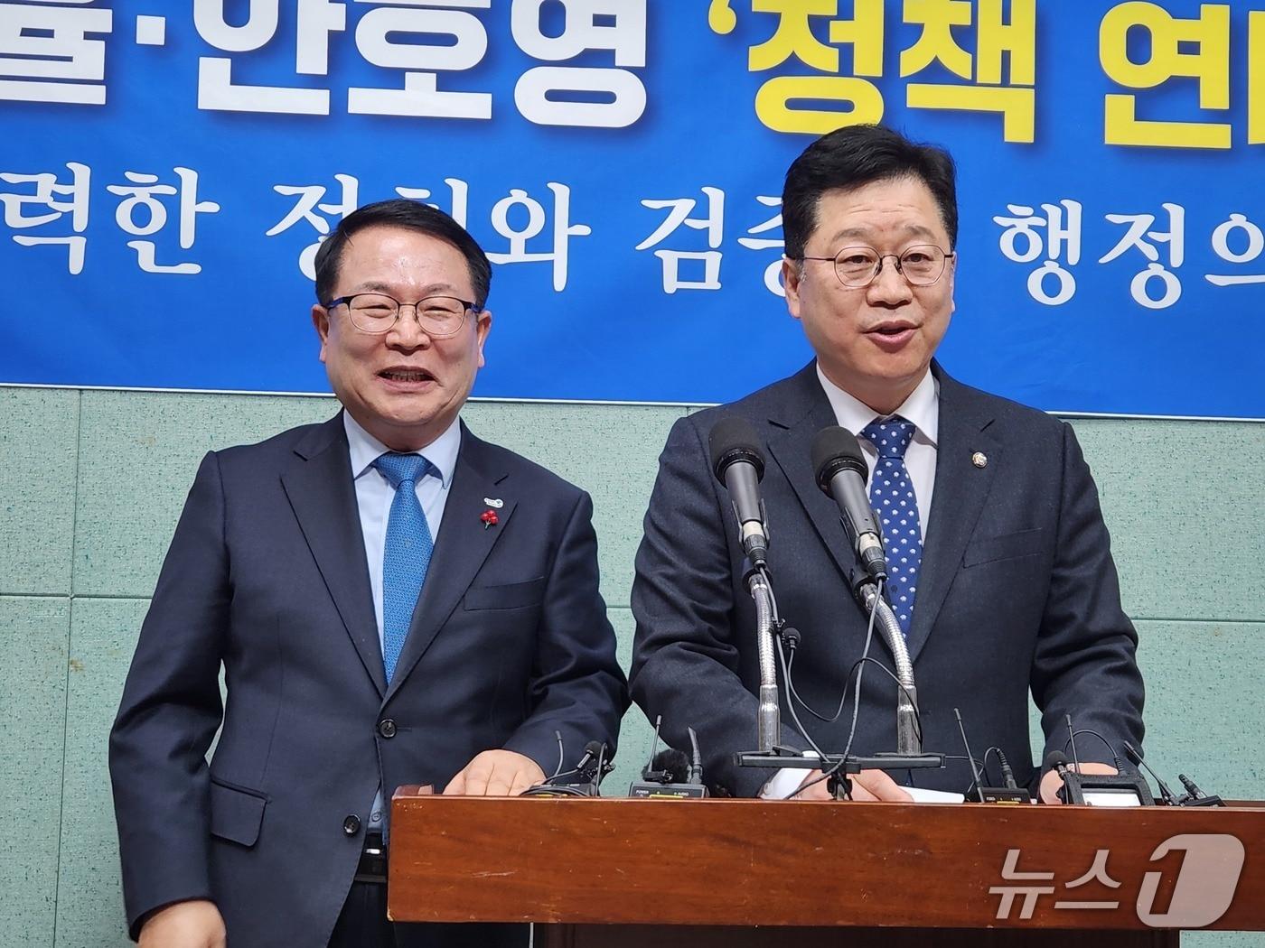 본문 이미지 - 19일 안호영 국회의원과 정헌율 익산시장이 전북도의회 브리핑룸에서 기자회견을 갖고 있다.2026.2.19/뉴스1