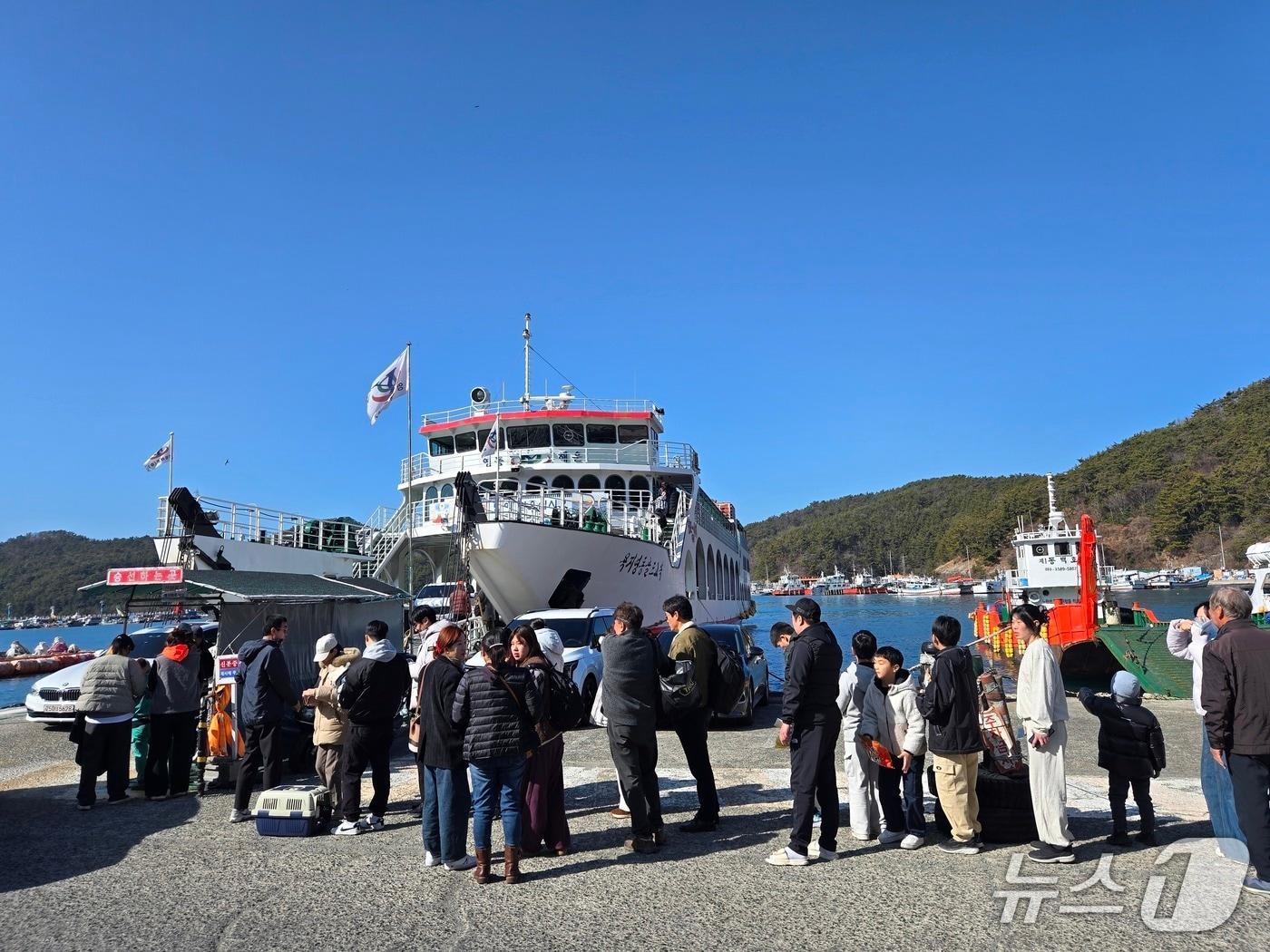 본문 이미지 - 여객선 앞에 모여있는 귀성객들.(통영운항관리센터 제공. 재판매 및 DB금지)