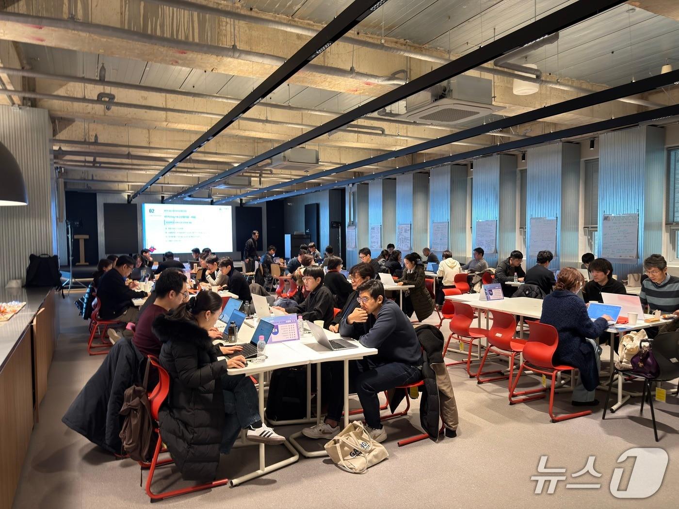 본문 이미지 - 가천대 교수들이 지난 겨울방학 대학 코코네스쿨에서 열린 4주 몰입형 'AI 교육 역량강화 프로그램'에 참여해 강의를 듣고 있다. (간천대 제공. 재판매 및 DB금지