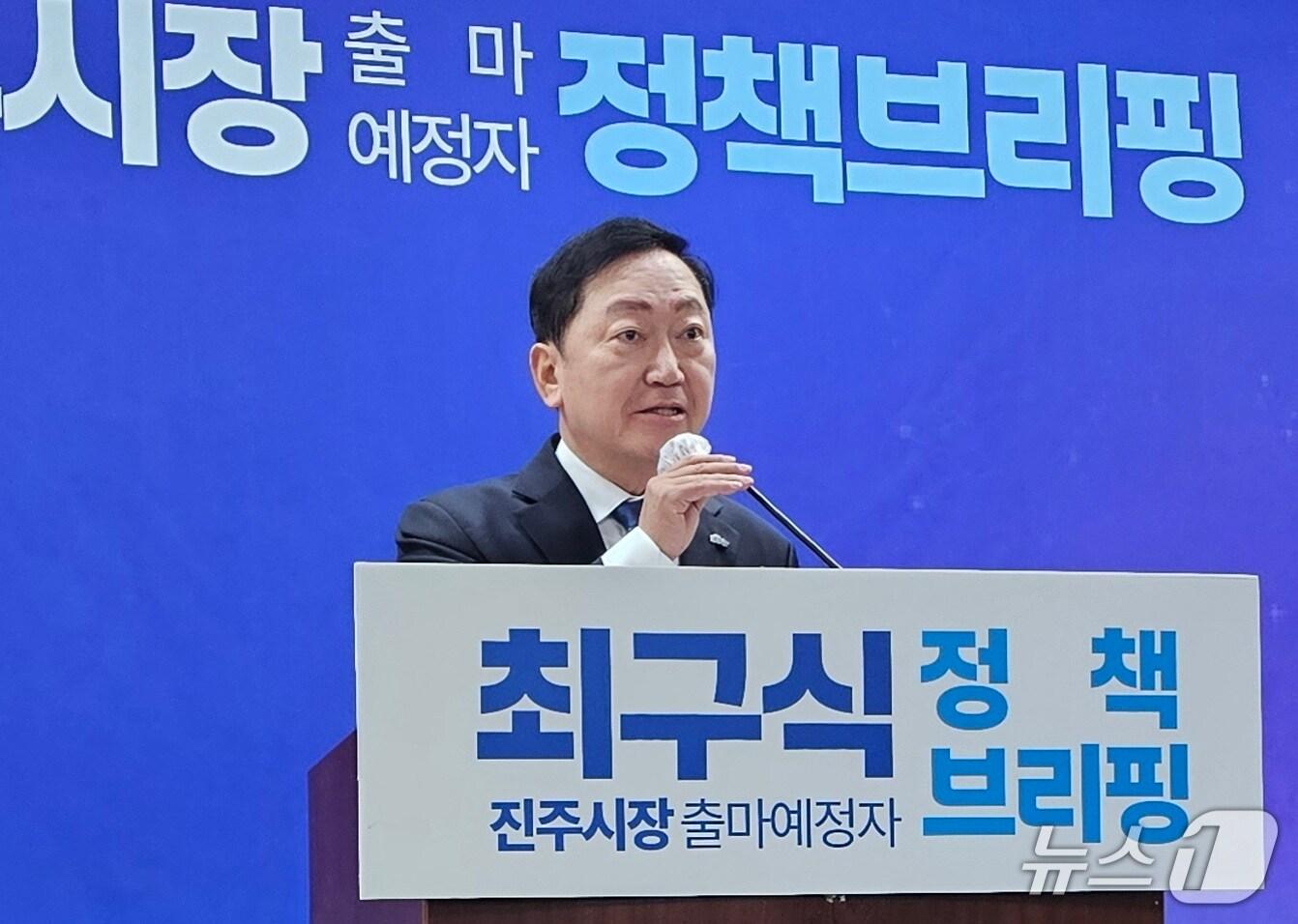 본문 이미지 - 최구식 전 의원(65)이 19일 진주시청 브리핑룸에서 폐교한 한국국제대를 반려동물 파크로 조성해야 한다고 정책을 제안하고 있다. 2026.2.19/뉴스1 한송학기자