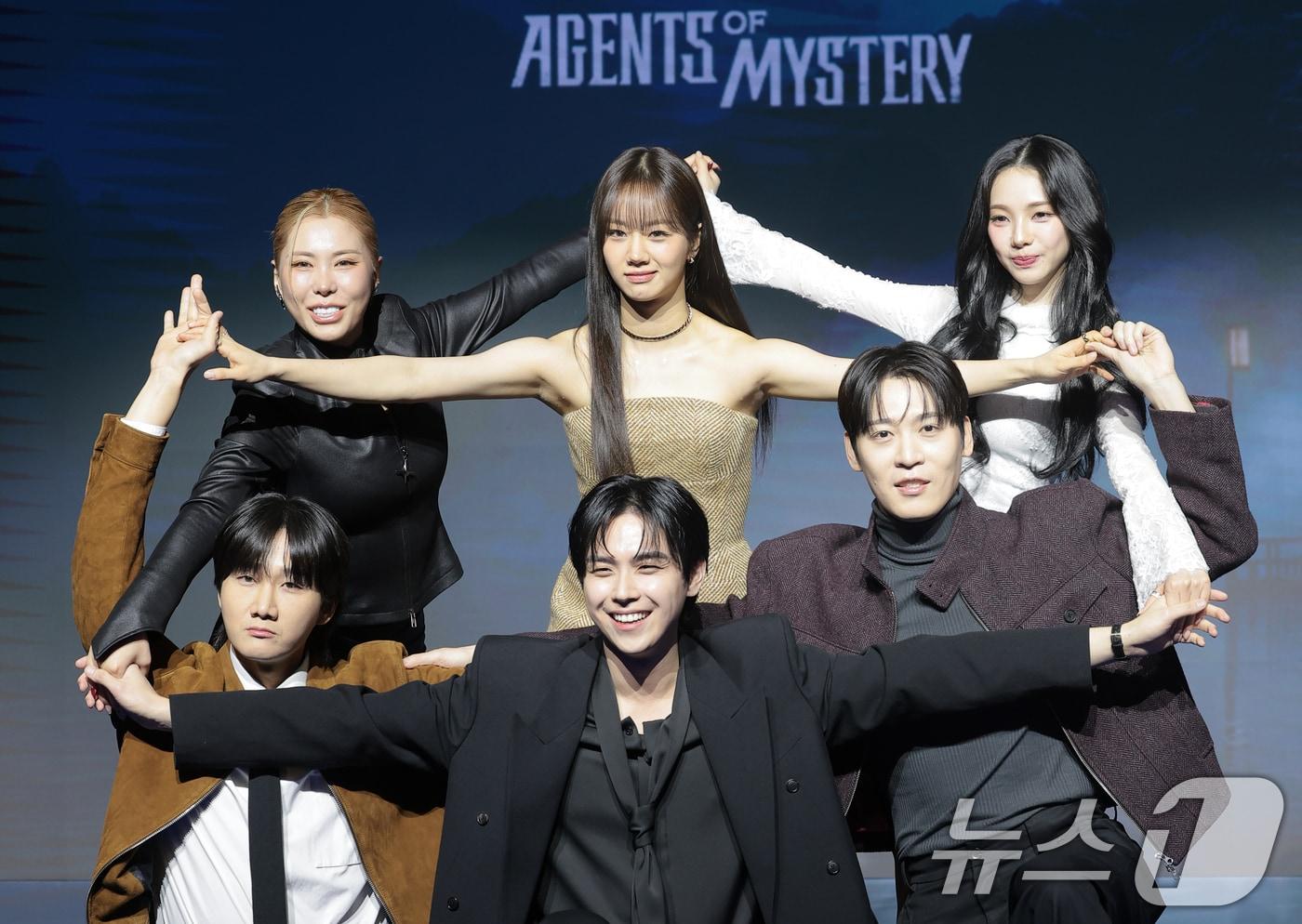 본문 이미지 - 가비(왼쪽 위 부터 시계방향)와 혜리, 카리나, 존박, 김도훈, 이용진이 19일 서울 마포구 호텔 나루 서울 엠갤러리에서 열린 넷플릭스 예능 '미스터리 수사단 시즌2' 제작발표회에서 포즈를 취하고 있다. '미스터리 수사단' 시즌2는 과학적으로 설명할 수 없는 기묘한 사건들을 추적하고 해결하는 어드벤처 추리 예능이다. 2026.2.19 ⓒ 뉴스1 권현진 기자