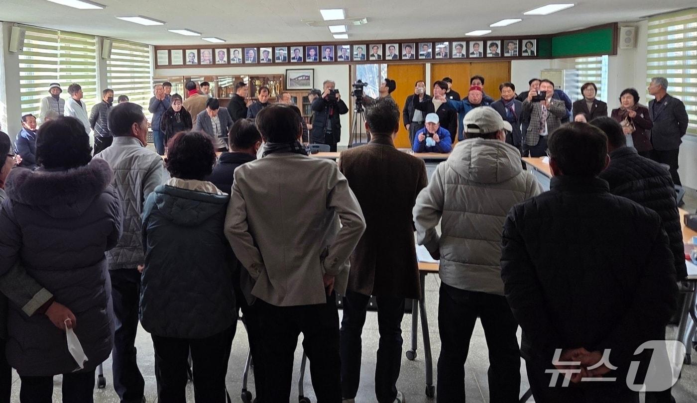 본문 이미지 - 하동군 횡천면 이장협의회가 19일 사퇴서 제출에 앞서 면사무소에서 회의를 진행하고 있다(이장단 제공. 재판매 및 DB금지) 2026.2.19