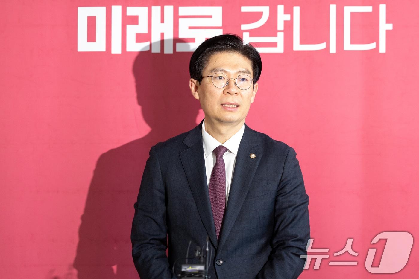 본문 이미지 - 조정훈 국민의힘 인재영입위원장이 19일 서울 여의도 국회에서 열린 인재영입위원회 3차 회의를 마치고 결과 브리핑을 하고 있다. 2026.2.19 ⓒ 뉴스1 이승배 기자