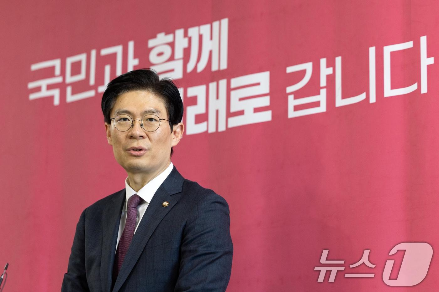 본문 이미지 - 조정훈 국민의힘 인재영입위원장이 지난 19일 서울 여의도 국회에서 열린 인재영입위원회 3차 회의를 마치고 결과 브리핑을 하고 있다. 2026.2.19 ⓒ 뉴스1 이승배 기자